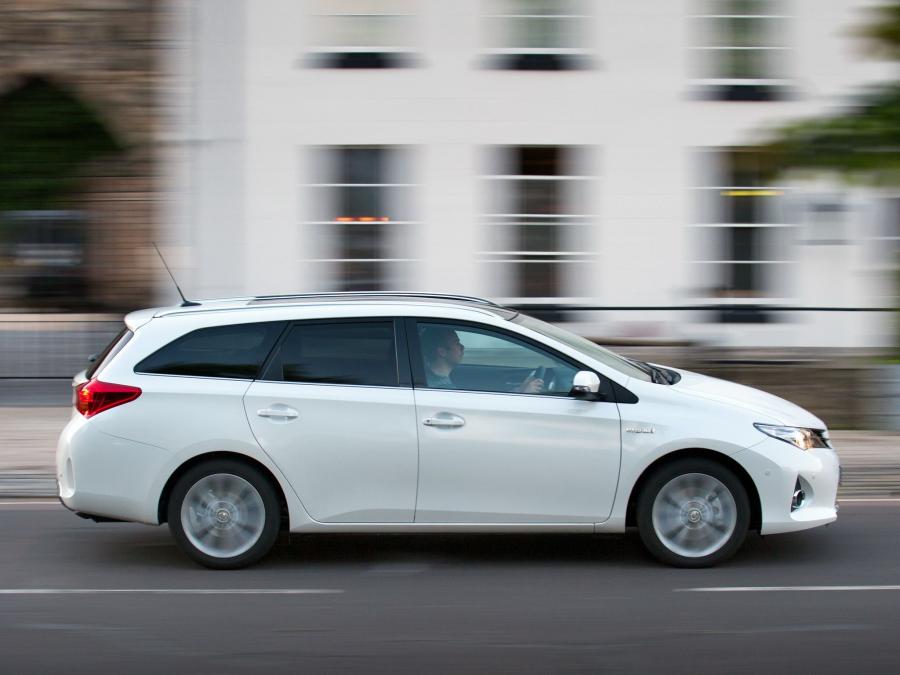  Toyota Auris Touring Sports Hybrid 2013 года  (UK) (фото 25 из 25)
